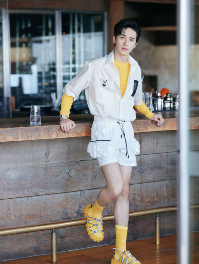 终于get到许魏洲的魅力,黑西装演绎霸总范,修长比例