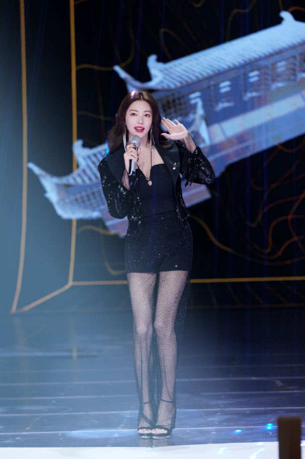 张雨绮太绝了直接把渔网当成裤子穿闪耀舞台美成焦点