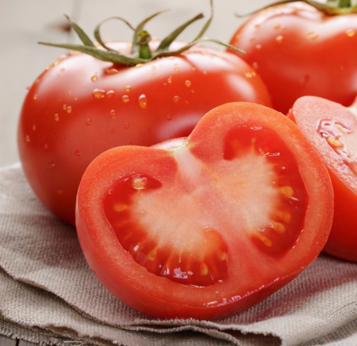 自然生长的西红柿,大小比较匀称,形状也很圆润.