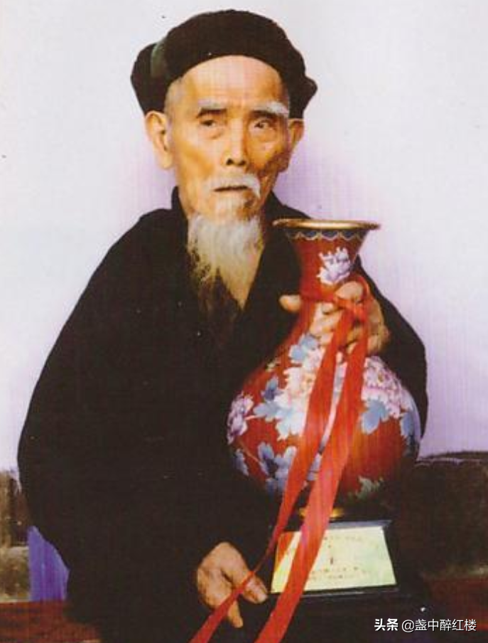 中国“长寿之王”龚来发:终身未娶寿至133岁,生前爱好很不健康