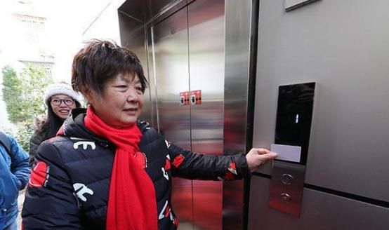 乘坐一次1元,按次收费的电梯,还受欢迎吗?有人为省钱自己爬楼休闲区蓝鸢梦想 - Www.slyday.coM 乘坐一次1元,按次收费的电梯,还受欢迎吗?有人为省钱自己爬楼休闲区蓝鸢梦想 - Www.slyday.coM