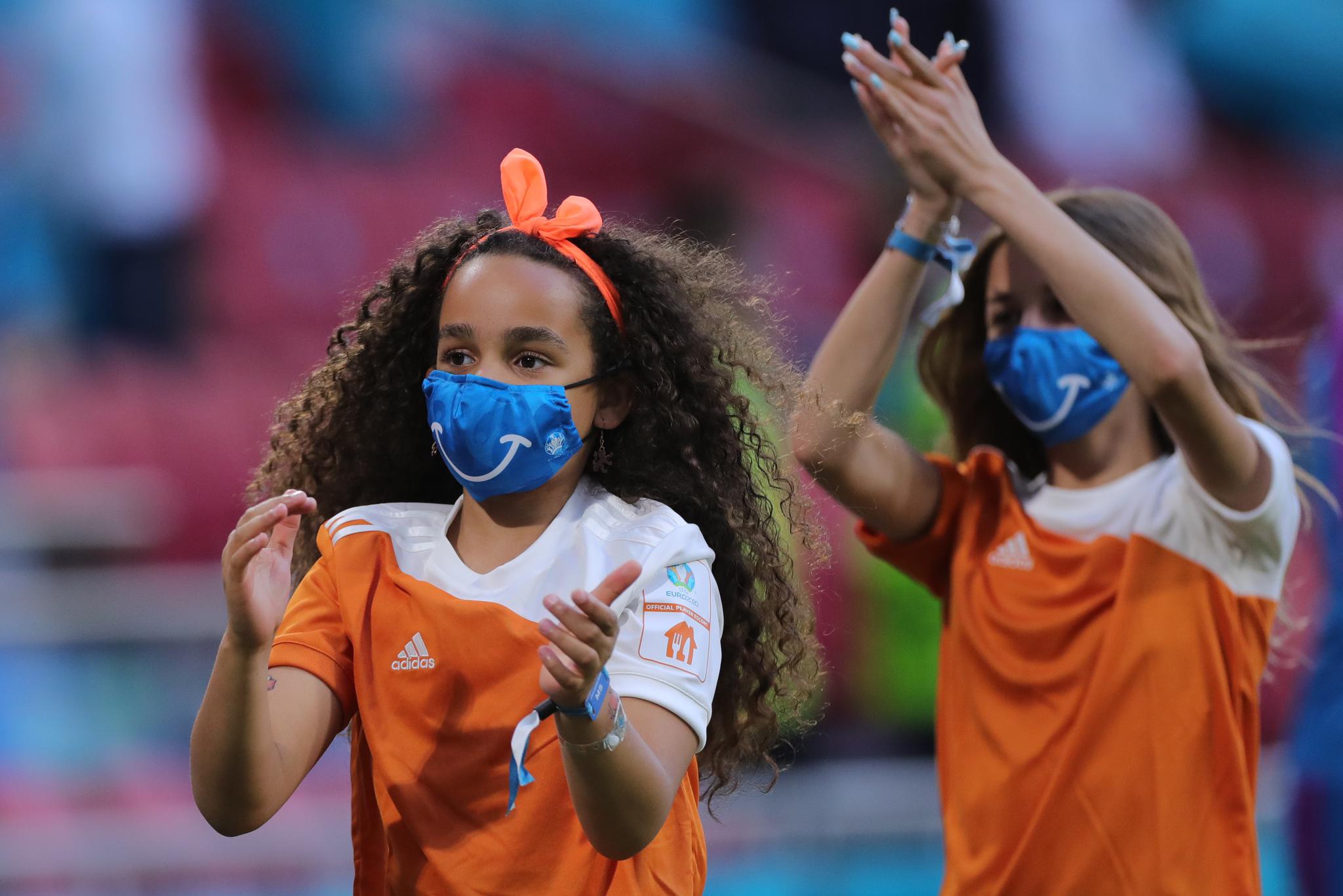 足球欧锦赛小组赛笑脸球童