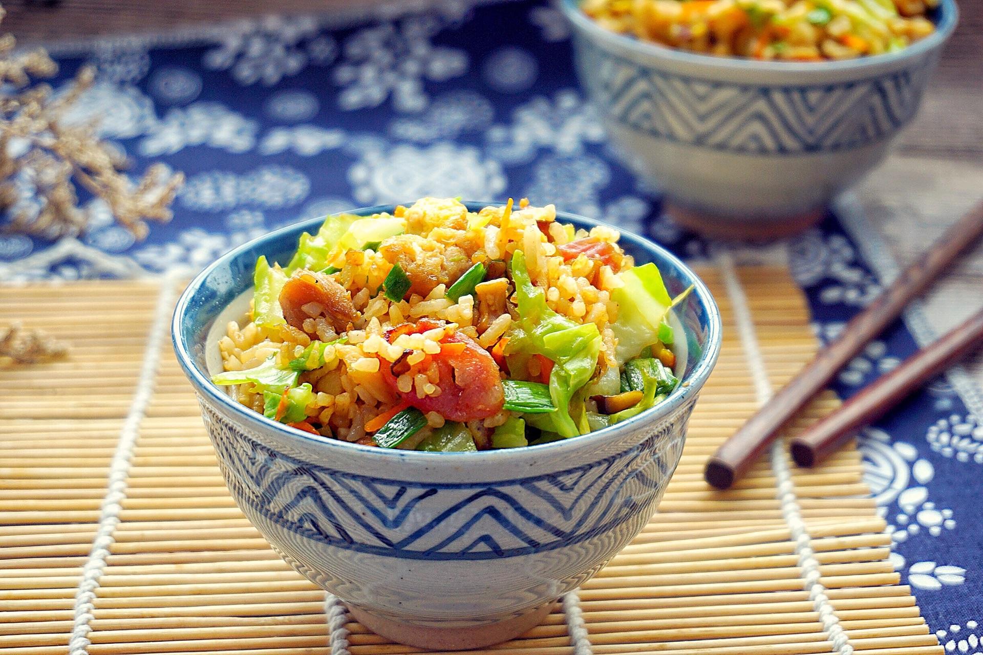 比肉还香的蔬菜炒饭,营养又高做法还简单,夜宵来一份别提多满足