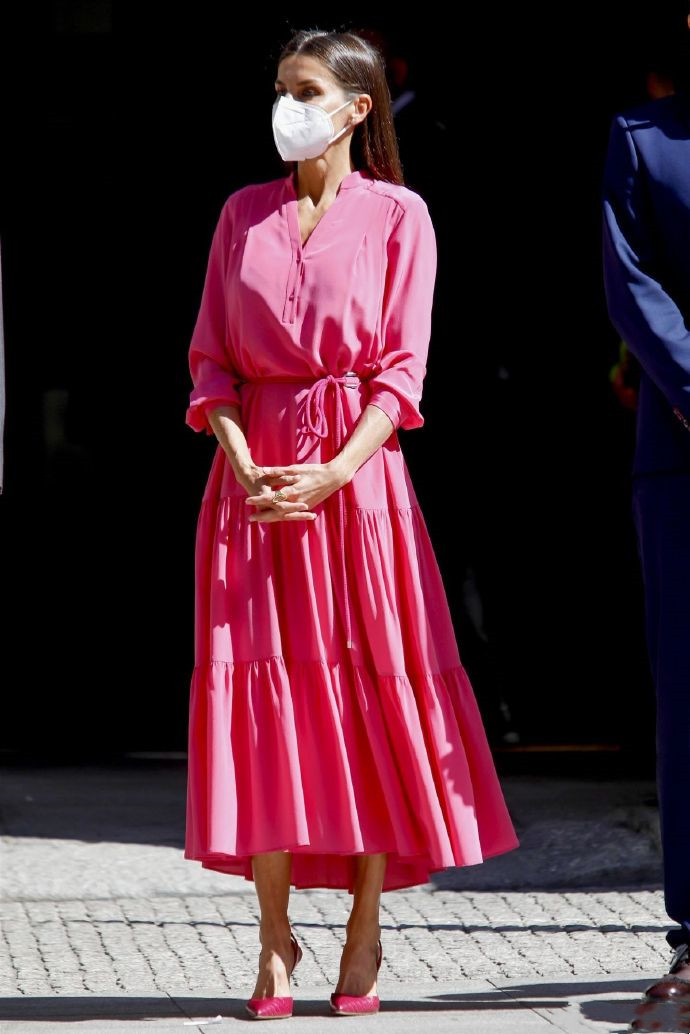 二婚的西班牙王后没给王室丢脸穿桃红裙子出镜真有女人味