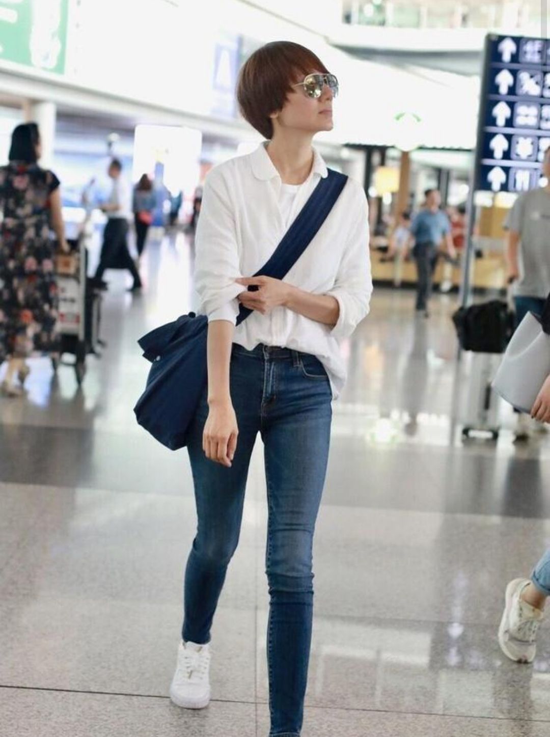 袁泉穿白衬衫配牛仔裤,直接提高时尚档次,看起来挺有少女感的