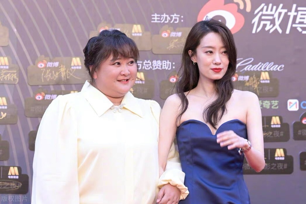 贾玲张小斐挽手走红毯一个穿着简约很质朴一个身着华服很美艳