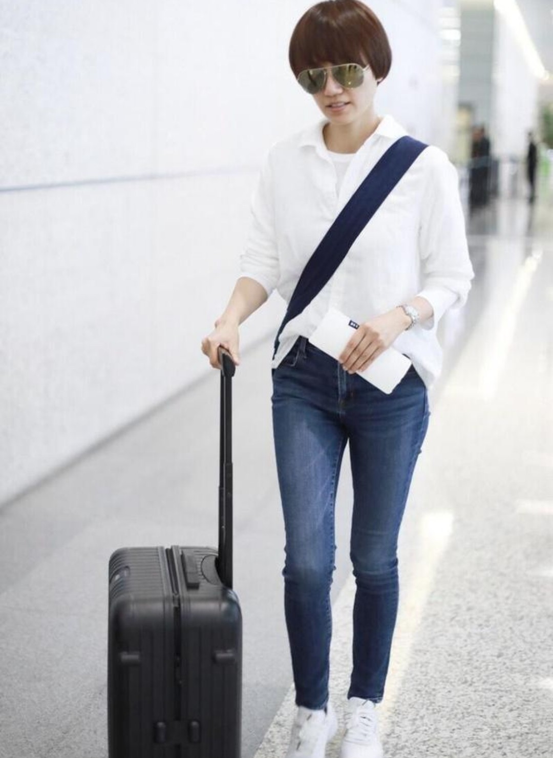 袁泉穿白衬衫配牛仔裤,直接提高时尚档次,看起来挺有少女感的