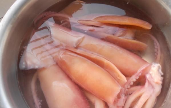 泡发干鱿鱼用清水万万不对卖海鲜大嫂多加2料劲道有弹性