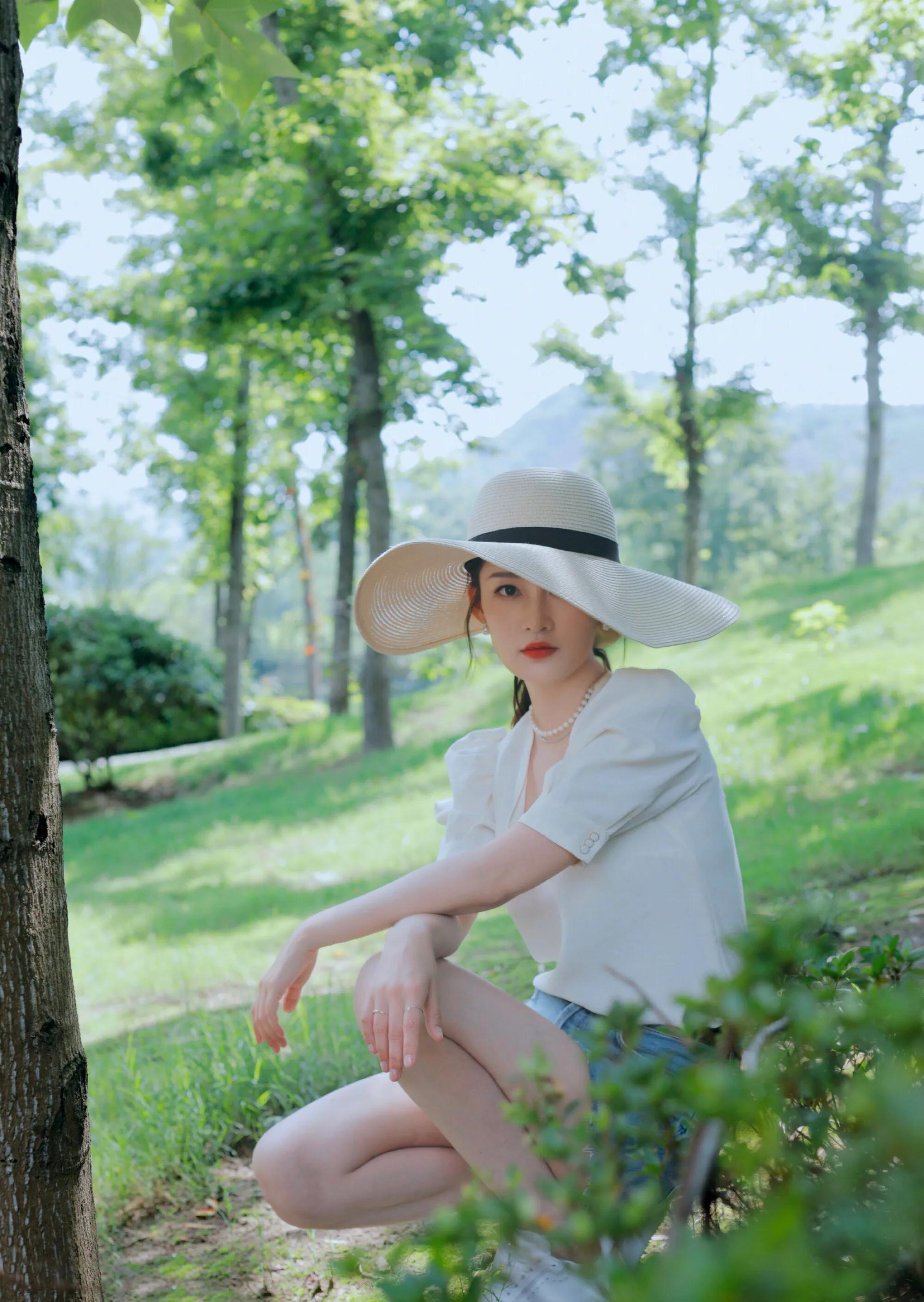 渔夫帽白衬衫牛仔短裤李沁造型很美被赞窈窕淑女