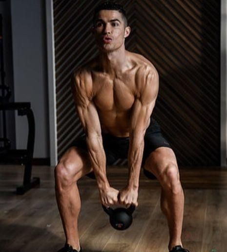 C罗有多自律?拒绝与可乐同框 请人吃饭不忘加练休闲区蓝鸢梦想 - Www.slyday.coM C罗有多自律?拒绝与可乐同框 请人吃饭不忘加练休闲区蓝鸢梦想 - Www.slyday.coM