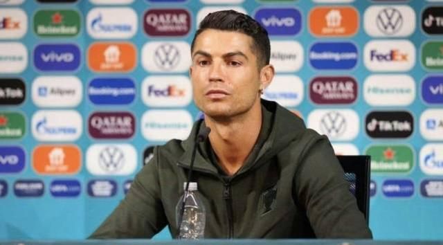 C罗有多自律?拒绝与可乐同框 请人吃饭不忘加练休闲区蓝鸢梦想 - Www.slyday.coM C罗有多自律?拒绝与可乐同框 请人吃饭不忘加练休闲区蓝鸢梦想 - Www.slyday.coM