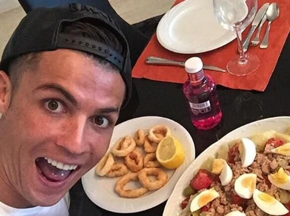 C罗有多自律?拒绝与可乐同框 请人吃饭不忘加练休闲区蓝鸢梦想 - Www.slyday.coM C罗有多自律?拒绝与可乐同框 请人吃饭不忘加练休闲区蓝鸢梦想 - Www.slyday.coM