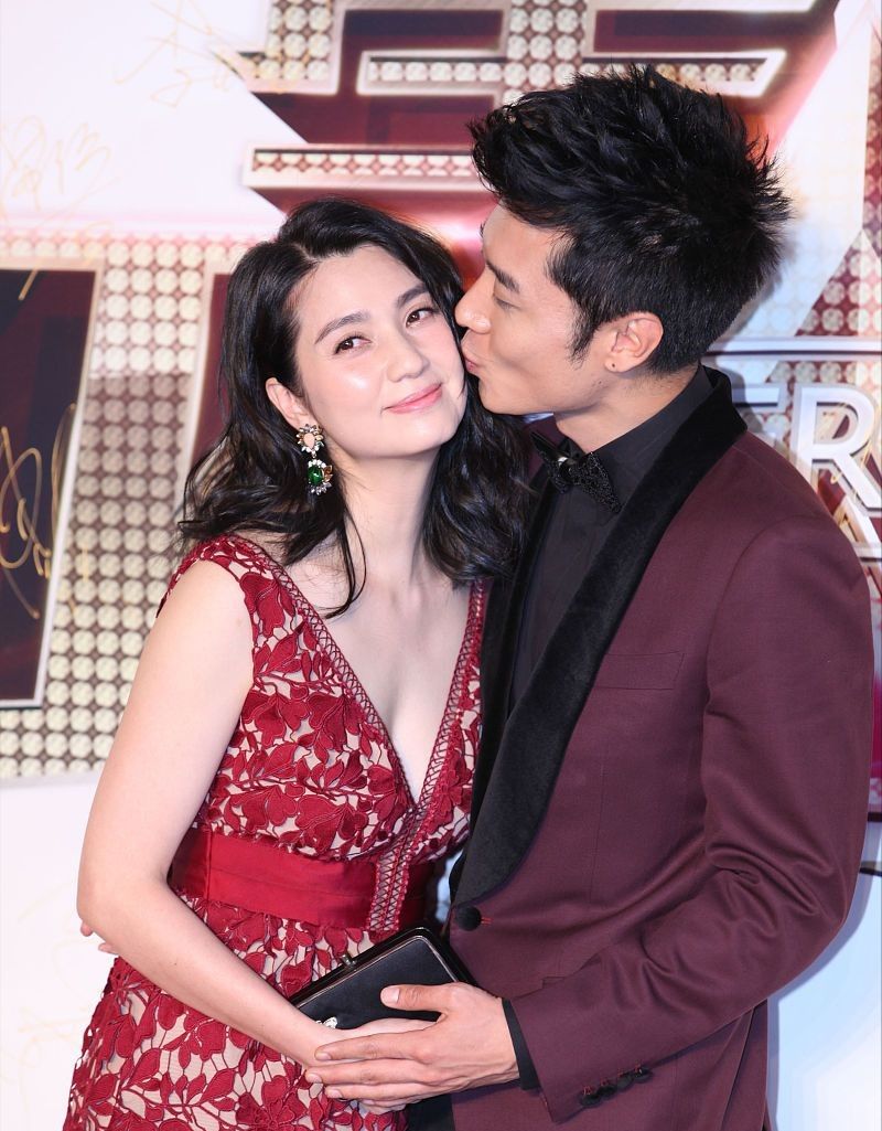 洪欣穿红色港风气息好足,"熟女"气质挺妩媚,"微胖"也撩人