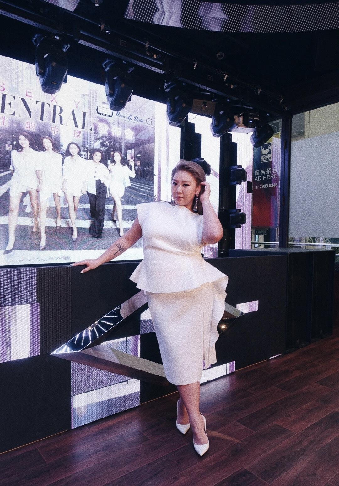 郑欣宜不愧是"微胖界女神",印花裙搭配西装干练利落,简约时髦
