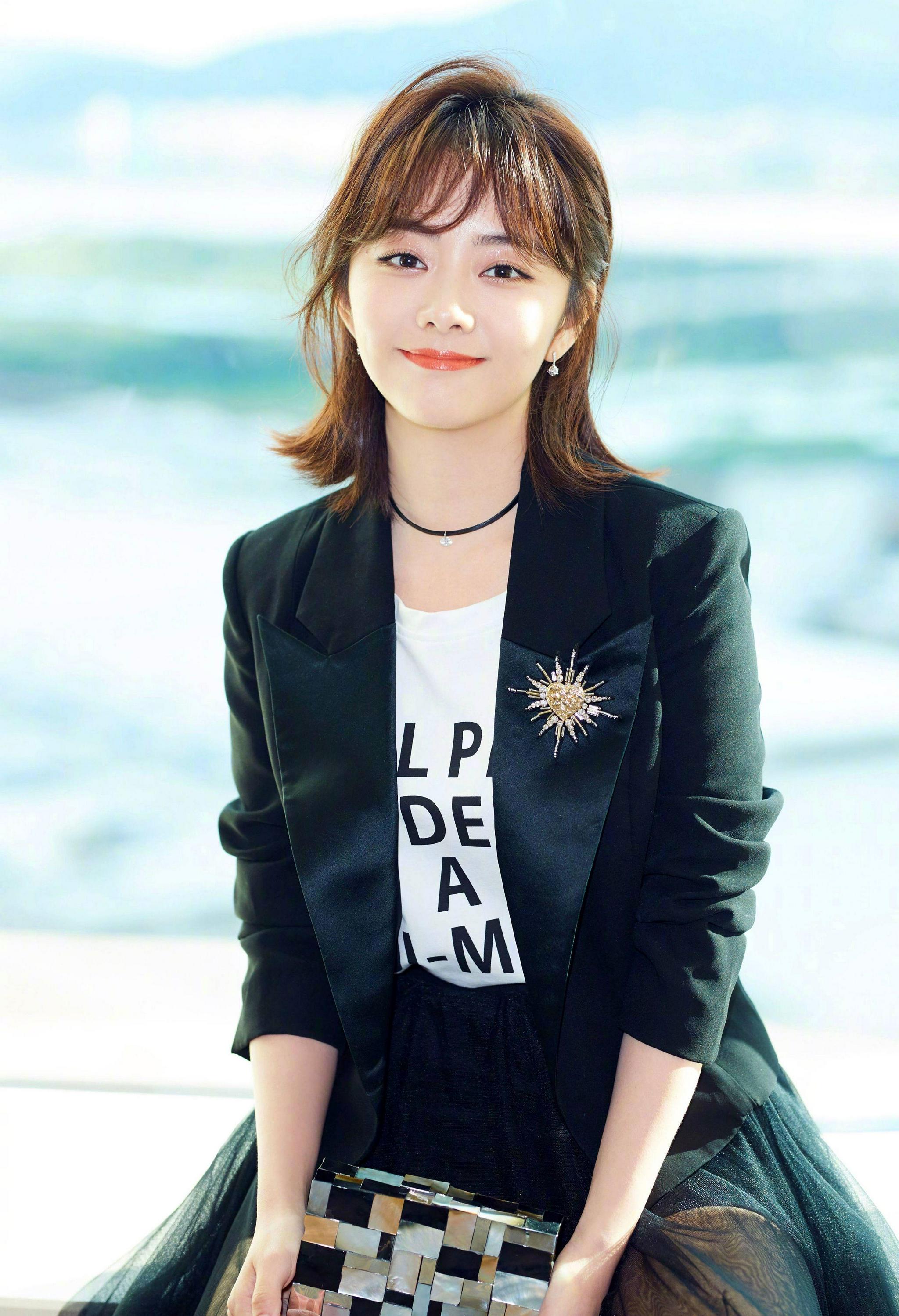 谭松韵躺在床上凹造型,黑色短款连衣裙简约时尚,31依然可爱