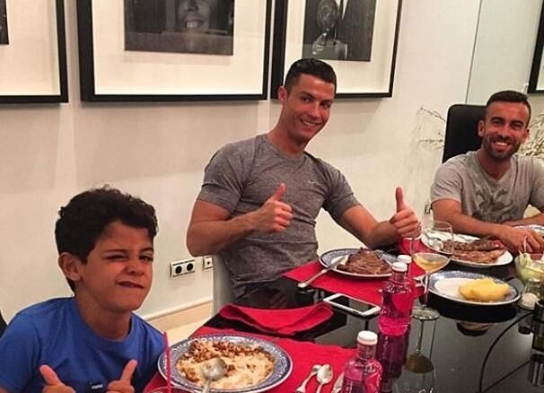 C罗有多自律?拒绝与可乐同框 请人吃饭不忘加练休闲区蓝鸢梦想 - Www.slyday.coM C罗有多自律?拒绝与可乐同框 请人吃饭不忘加练休闲区蓝鸢梦想 - Www.slyday.coM