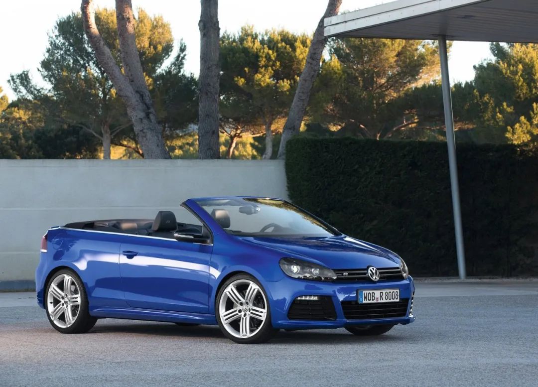 比如上面这款基于第六代的高尔夫r敞篷版,官方指导价46.