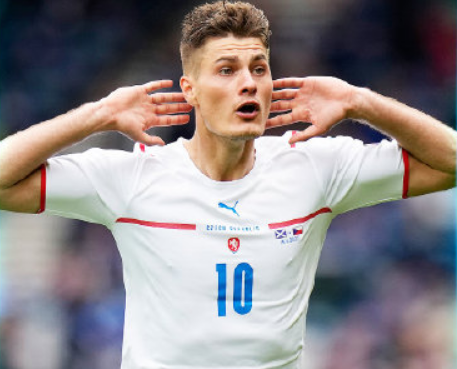 捷克小伙希克不仅预定欧洲杯最佳进球 3年前还洞穿国足豆腐渣防线