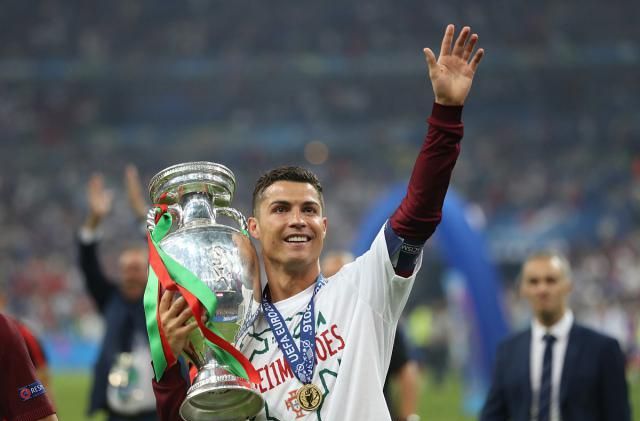 C罗有多自律?拒绝与可乐同框 请人吃饭不忘加练休闲区蓝鸢梦想 - Www.slyday.coM C罗有多自律?拒绝与可乐同框 请人吃饭不忘加练休闲区蓝鸢梦想 - Www.slyday.coM