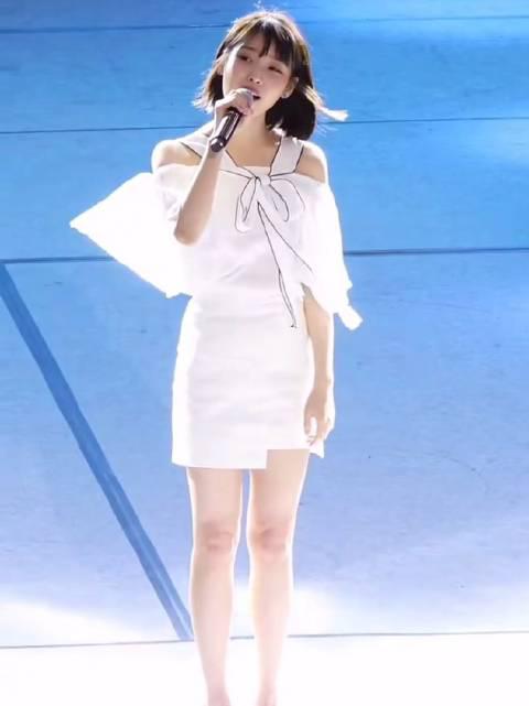iu李知恩短发配白色短裙简直太温柔了