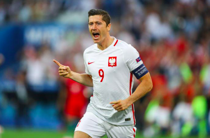 莱万在拜仁要一万来一万! 在波兰是独木难成林 要一万来万一