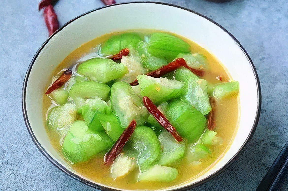 炒丝瓜,不能直接倒油炒,牢记这"2步",出锅翠绿洁白,不出水