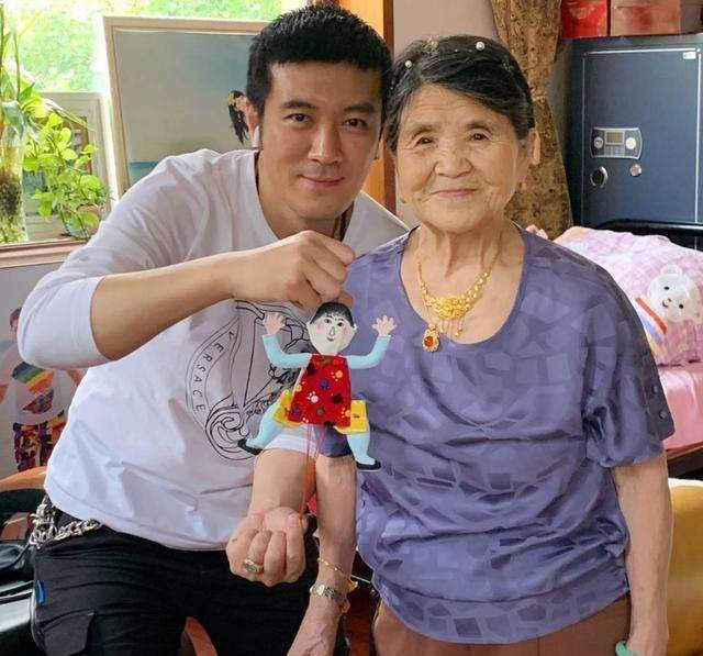 杨子孝顺送母亲葫芦拐杖老人家扬言活到150岁教重孙女包粽子