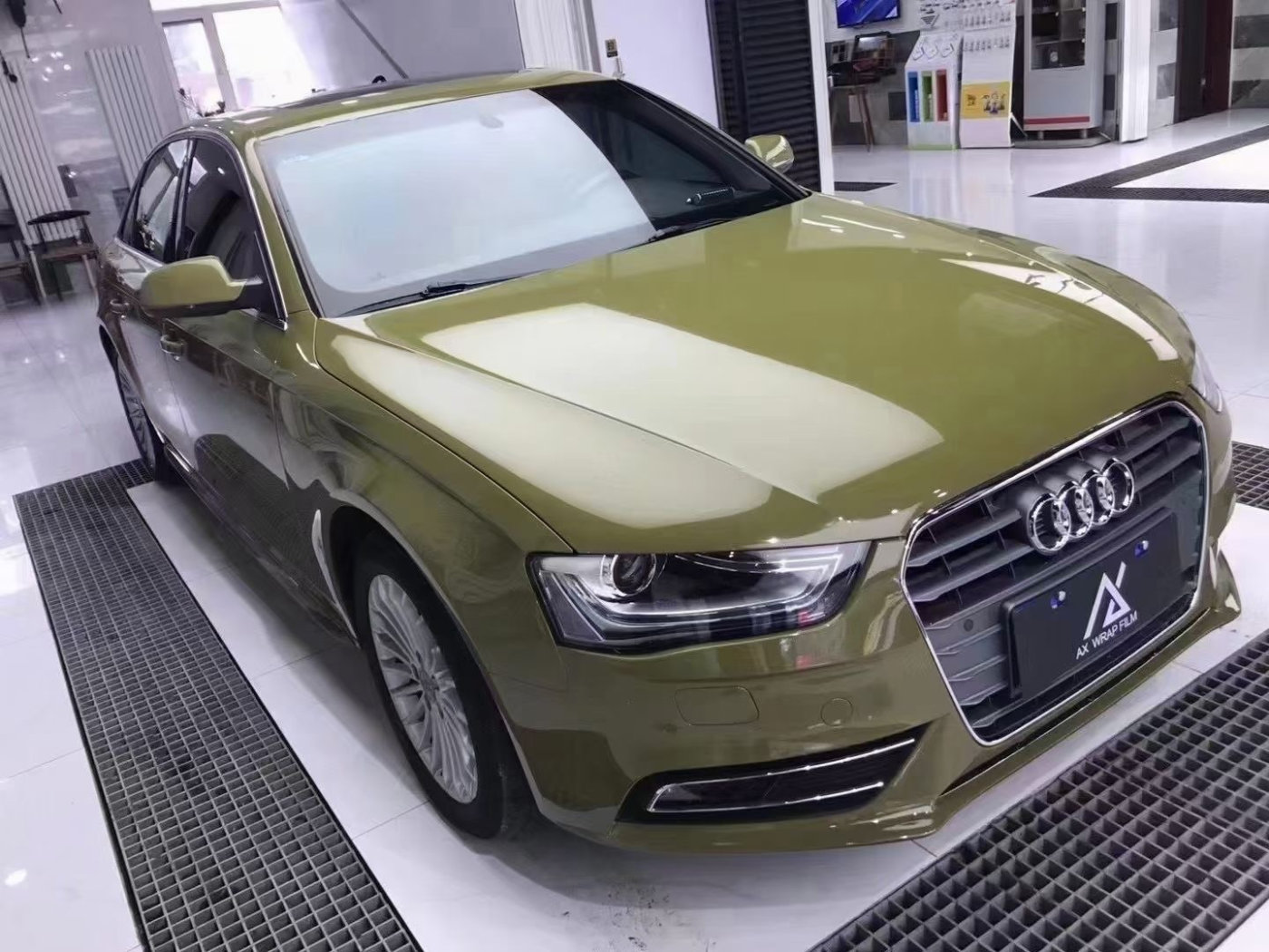 膜呗改色案例:奥迪a4l改色战斗绿 野性与妖艳结合