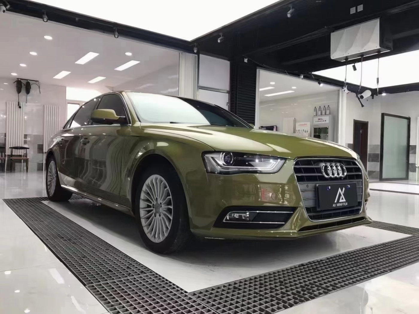 膜呗改色案例:奥迪a4l改色战斗绿 野性与妖艳结合
