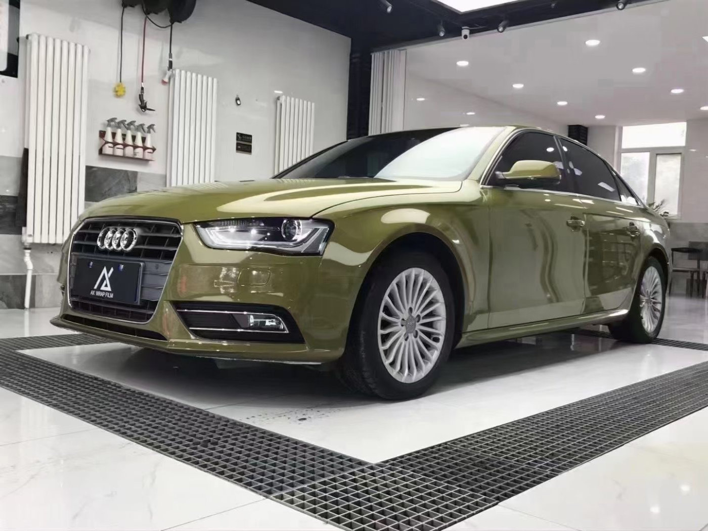 膜呗改色案例:奥迪a4l改色战斗绿 野性与妖艳结合-新浪汽车