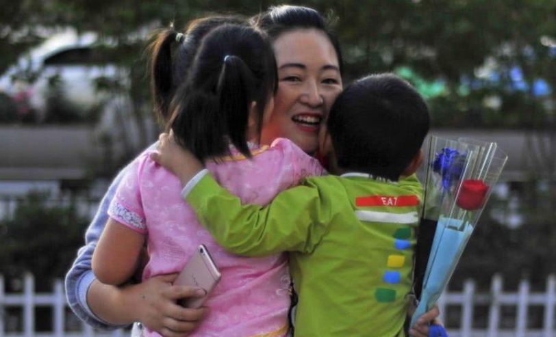 7岁小女孩借给同学1元钱,过了一年还没还,妈妈的做法引人深思休闲区蓝鸢梦想 - Www.slyday.coM