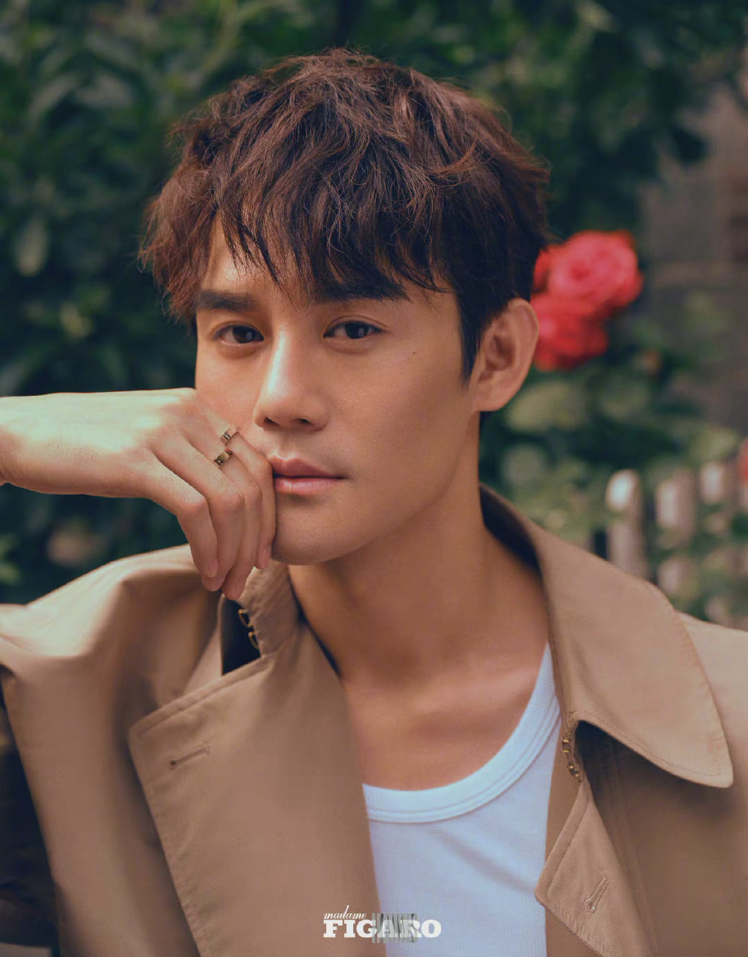 王凯费加罗男士六月刊封面大片,漫步夏日庄园