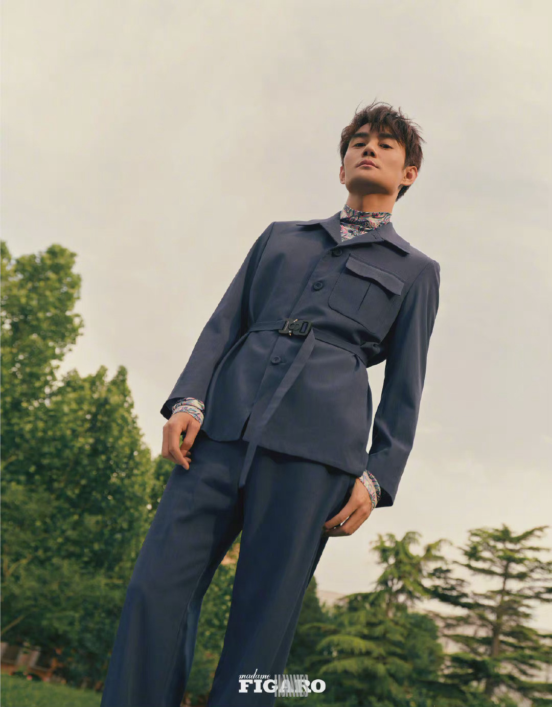 王凯费加罗男士六月刊封面大片,漫步夏日庄园