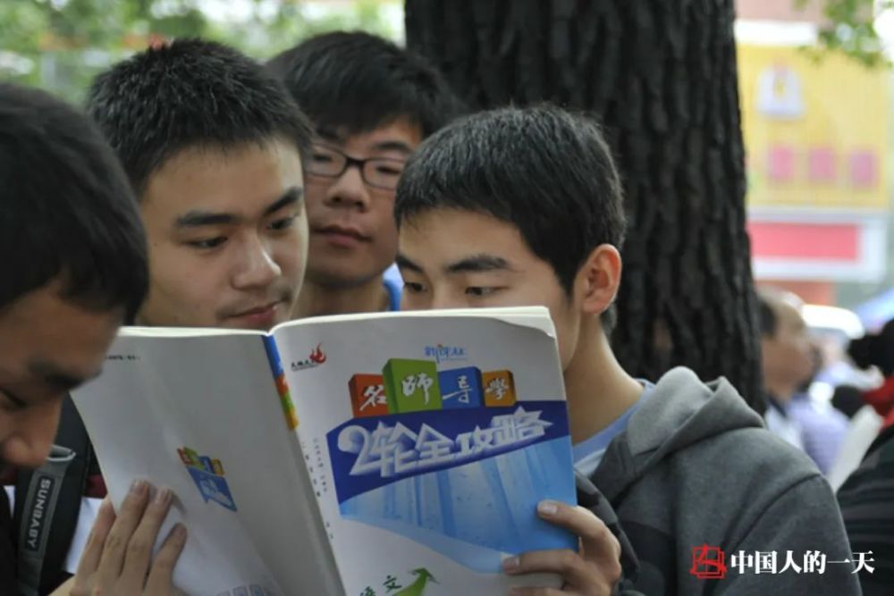 拍下“一字马”女孩的陪考妈妈,用5000张照片记录高考11年休闲区蓝鸢梦想 - Www.slyday.coM 拍下“一字马”女孩的陪考妈妈,用5000张照片记录高考11年休闲区蓝鸢梦想 - Www.slyday.coM