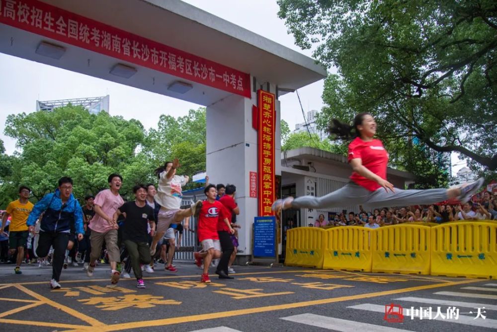 拍下“一字马”女孩的陪考妈妈,用5000张照片记录高考11年休闲区蓝鸢梦想 - Www.slyday.coM 拍下“一字马”女孩的陪考妈妈,用5000张照片记录高考11年休闲区蓝鸢梦想 - Www.slyday.coM