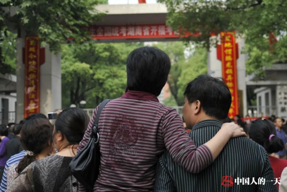 拍下“一字马”女孩的陪考妈妈,用5000张照片记录高考11年休闲区蓝鸢梦想 - Www.slyday.coM 拍下“一字马”女孩的陪考妈妈,用5000张照片记录高考11年休闲区蓝鸢梦想 - Www.slyday.coM