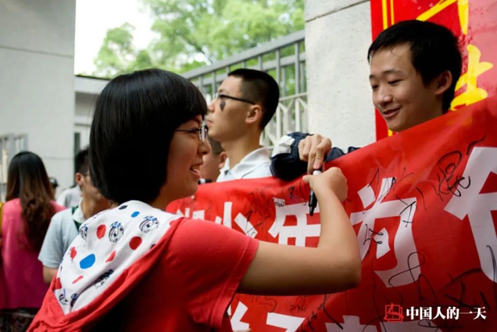 拍下“一字马”女孩的陪考妈妈,用5000张照片记录高考11年休闲区蓝鸢梦想 - Www.slyday.coM 拍下“一字马”女孩的陪考妈妈,用5000张照片记录高考11年休闲区蓝鸢梦想 - Www.slyday.coM