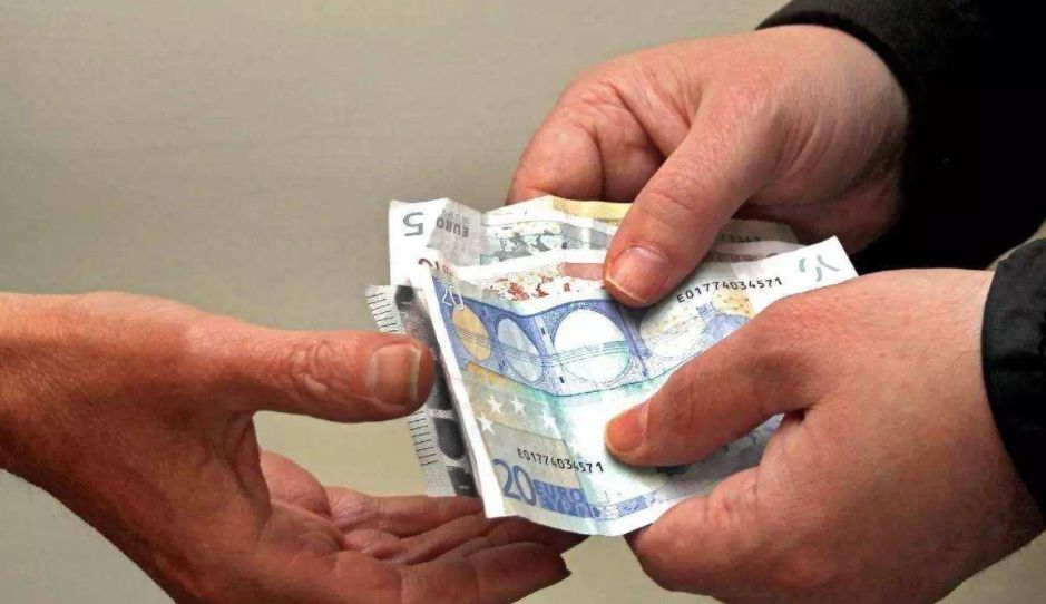 7岁小女孩借给同学1元钱,过了一年还没还,妈妈的做法引人深思休闲区蓝鸢梦想 - Www.slyday.coM