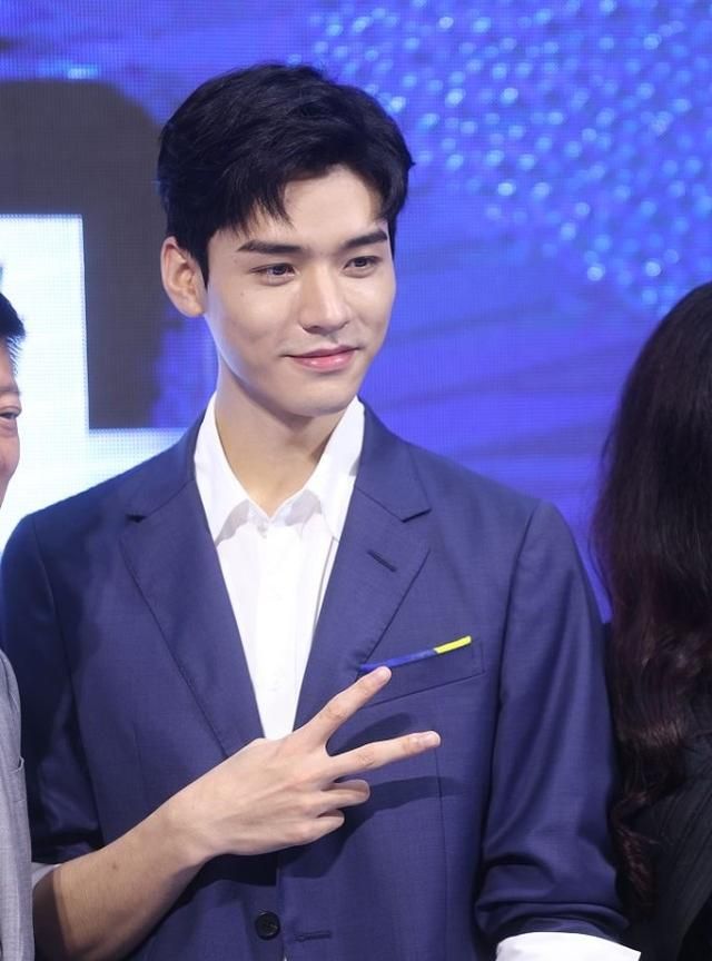 被帅到!龚俊眼神充满温柔笑意 分享护发秘笈连发丝都要精致