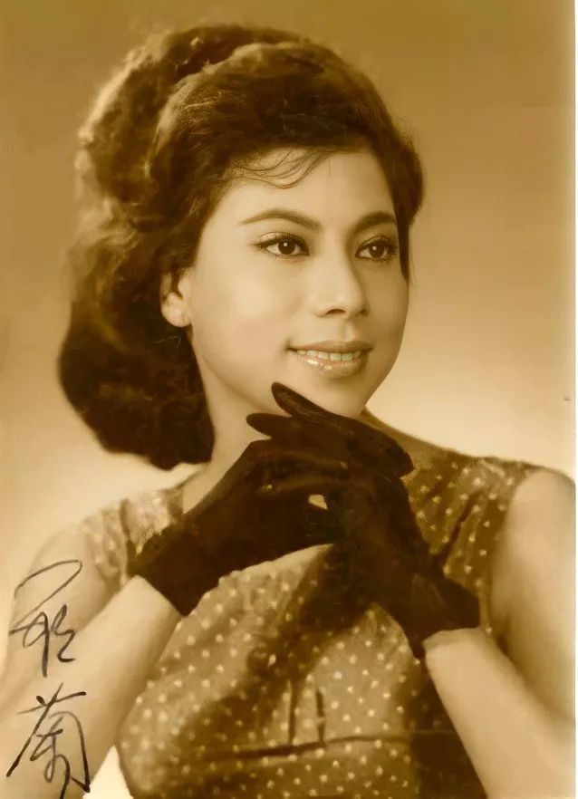 住上门邀请的人好说歹说,加上片酬也足够吸引人,罗兰的妈妈才勉强同意