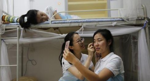 普通家庭,供一个大学生读完4年要多少钱?这开销,让人有点意外休闲区蓝鸢梦想 - Www.slyday.coM 普通家庭,供一个大学生读完4年要多少钱?这开销,让人有点意外休闲区蓝鸢梦想 - Www.slyday.coM