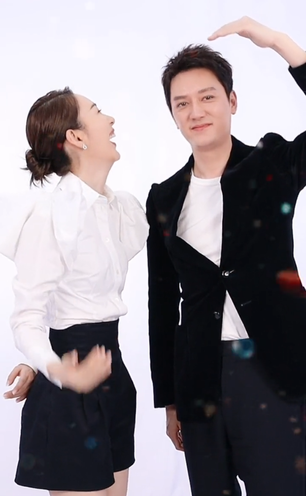 和赵丽颖离婚后冯绍峰与童谣互动难掩疲意却因绅士手获赞赏