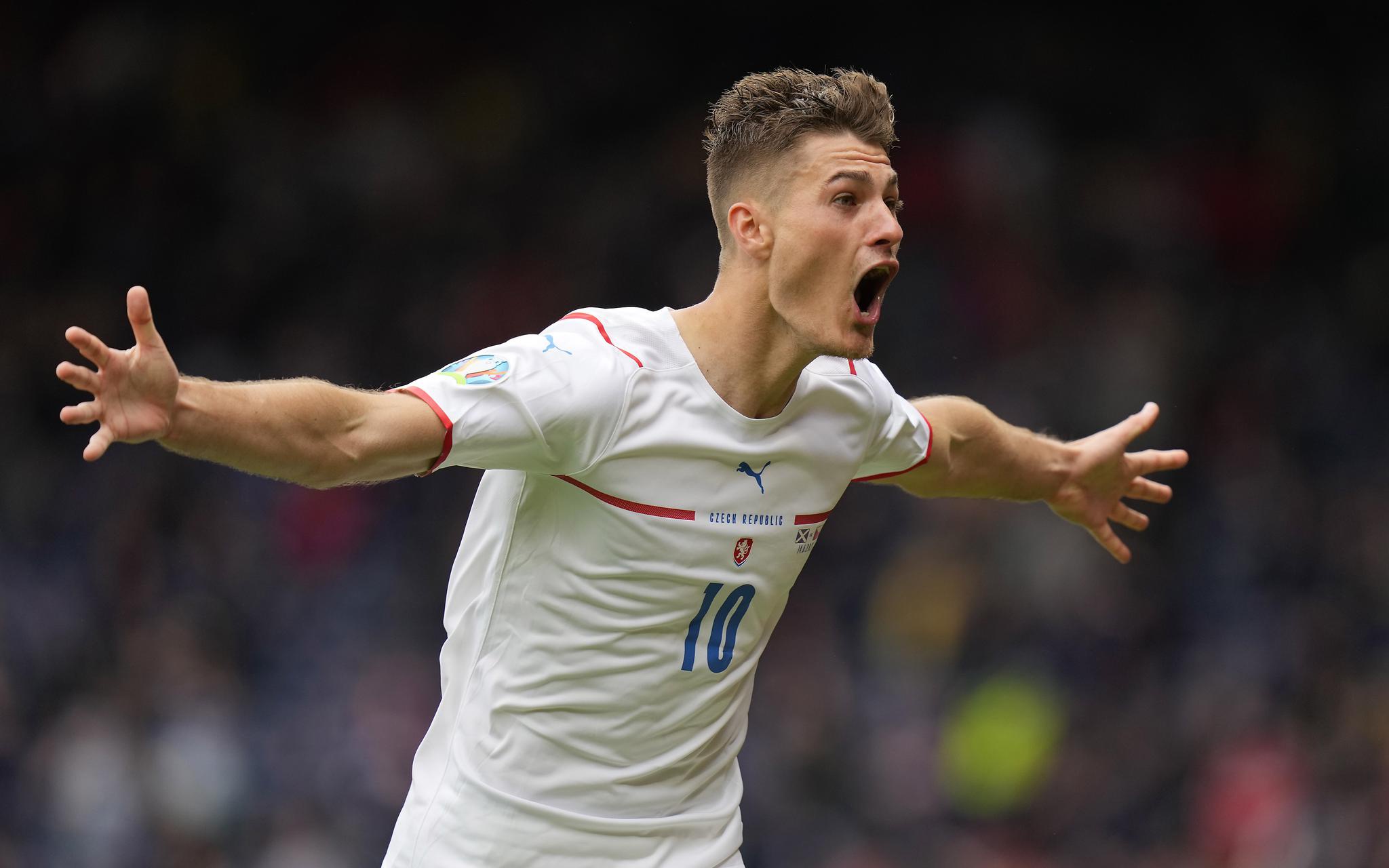 足球——欧锦赛:捷克胜苏格兰