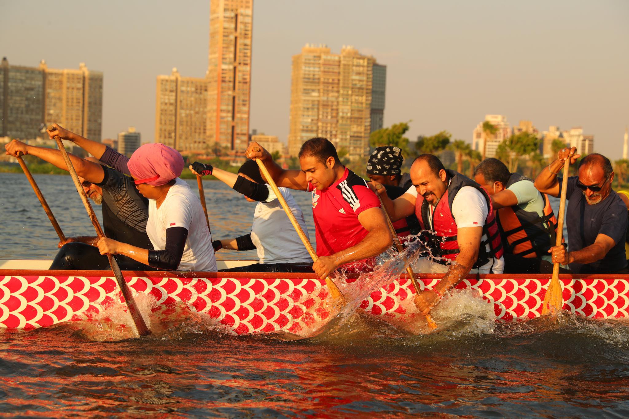 在埃及首都开罗,埃及龙舟文化体验基地的龙舟队划船出发准备比赛
