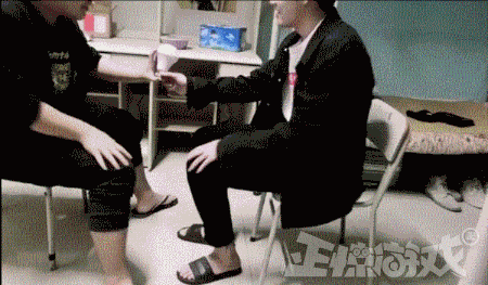 正惊gif外卖新操作大学隔离太严喂美女喝奶茶成了新任务