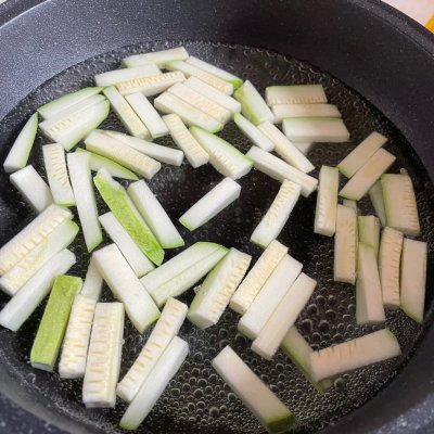 1,西葫芦洗净切成条