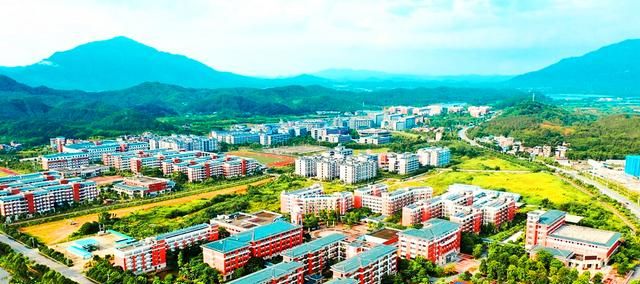 广东清远的一所大学,以房地产企业命名,在校生仅1800人