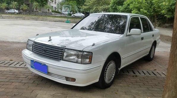 买到二手丰田皇冠155,翻新了引擎舱,车主坦言一年两检也愿意