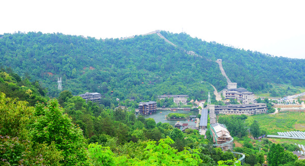 地处市北郊溪霞镇的怪石岭景区已全新升级,增加了众多游玩项目,上山和