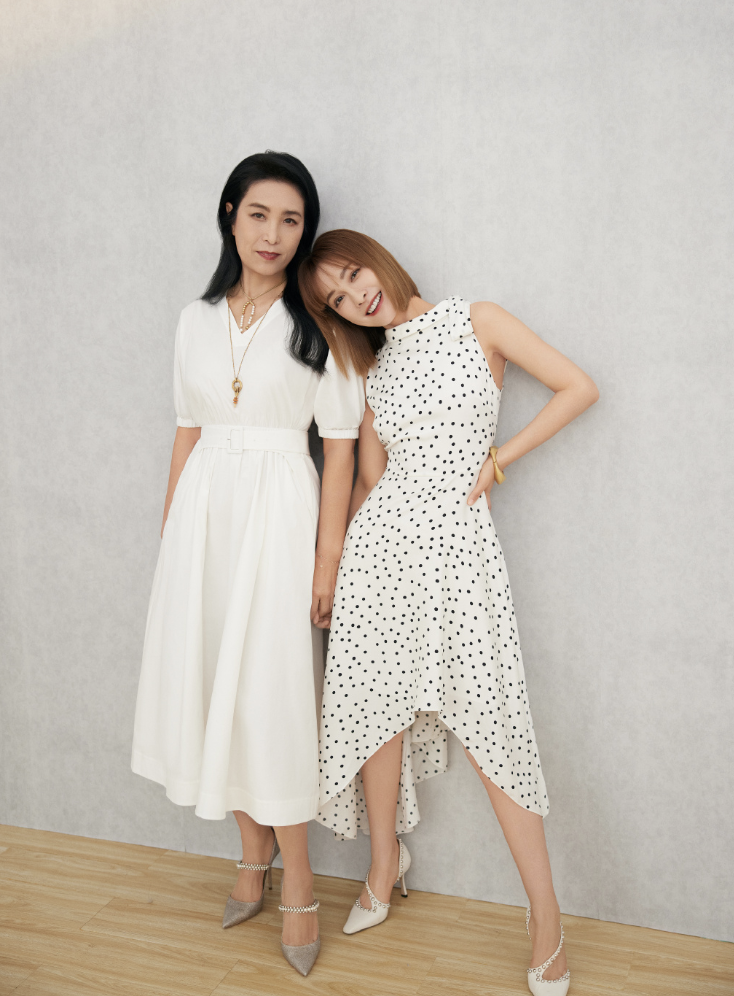 吴昕分享母女写真,妈妈穿扮时尚超有范儿,强大气场碾压女儿